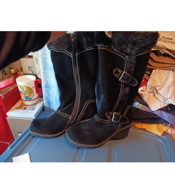 Black Fur-Lined Boots with Buckle Baretraps Cathy Wedge Boots Sz 8 5~Suede Leath - Picture 3 of 9